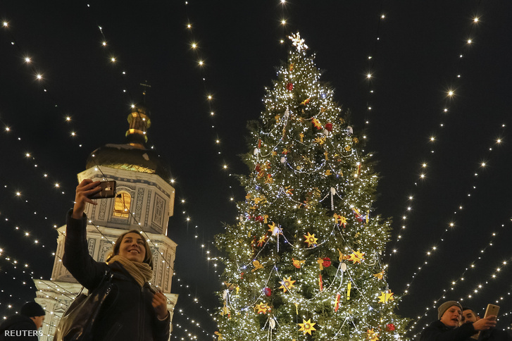 A tavalyi karácsonyfa Kijevben, a Szent Szófia-székesegyház előtt