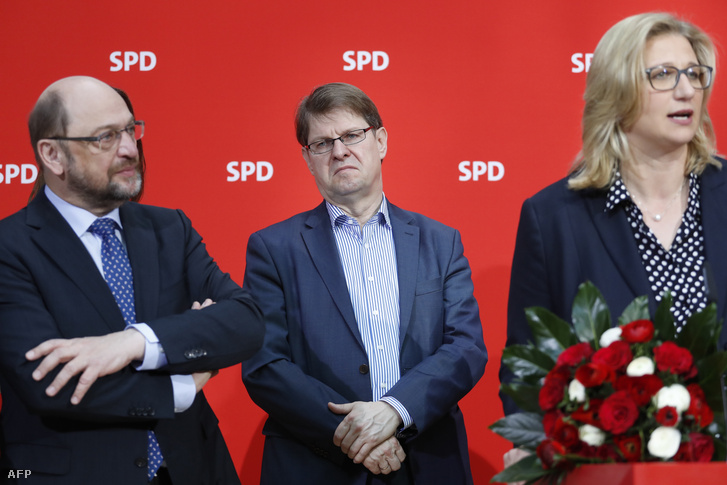 Martin Schulz az SPD elnöke(b), Ralf Stegner(k) alelnök és Anke Rehlinger(j) az SPD listavezetője