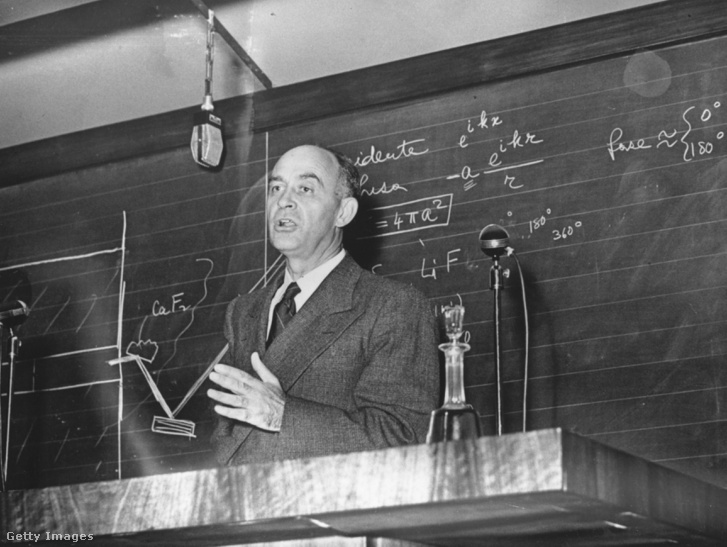 Enrico Fermi, a Nobel-díjas olasz tudós, a máglyával folytatott kísérlet vezetője.