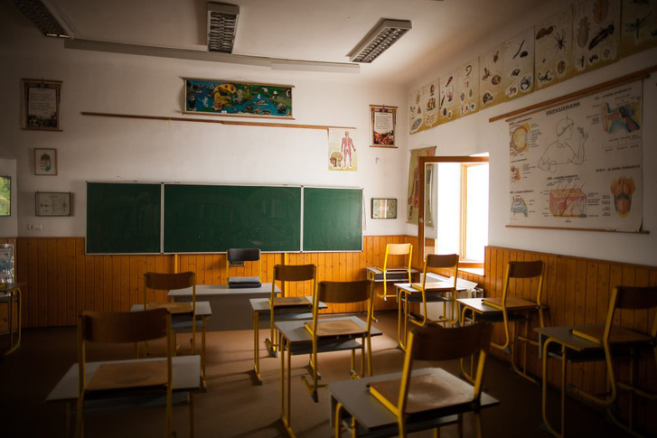 Üres osztályterem egy magyarországi kistelepülés általános iskolájában