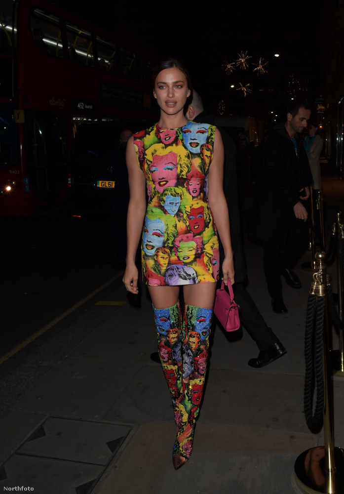 A modellt Londonban fotózták december ötödikén, a Versace nevű márka eseményére ment el ebben a szerelésben.
