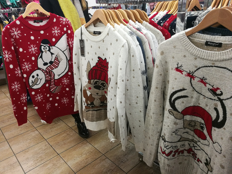 Ha pedig karácsonyi csúnya pulcsit keresnél, akkor az Asia Centerben láttunk néhányat 4990 forintért