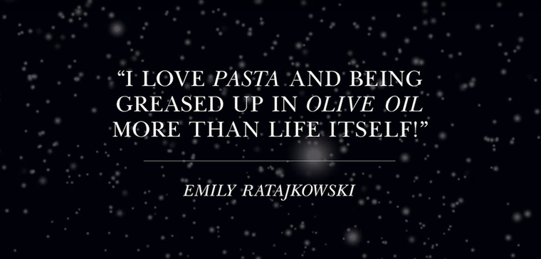 A tésztapusztító Ratajkowski a saját idézetét elevenítette meg, miszerint imádja a tésztát, és csurom olívaolajosnak lenni többet ér, mint maga az élet