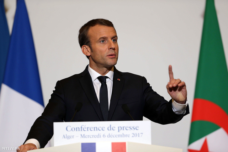 Emmanuel Macron francia államfő sajtótájékoztatót tart Algírban 2017. december 6-án