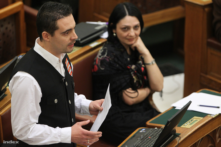 Vona Gábor a Magyar Gárda mellényében a parlamentben 2011 februárjában