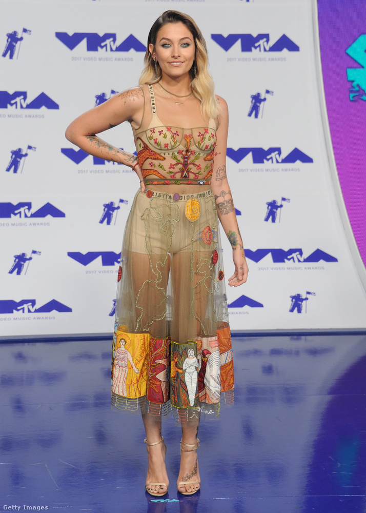 Paris Jackson átlátszó Dior ruhában jelent meg a 2017-es MTV Video Music Awardson.
                        