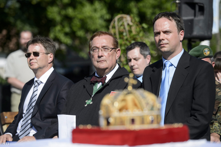 Bóta József Szihalom polgármestere (középen) és Nyitrai Zsolt fideszes országgyűlési képviselő a Hősök emlékműve avatási ünnepségén Szihalmon 2015. június 5-én.