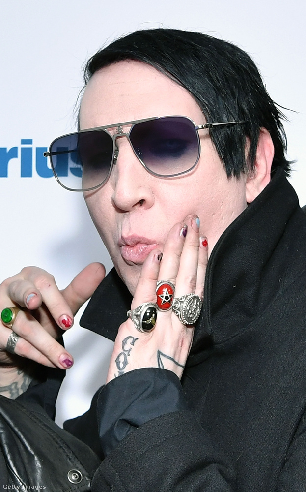 Egyszer már valaki a körmére nézhetne ennek a Marilyn Mansonnak, mert nagyon szépre van kilakkozva!