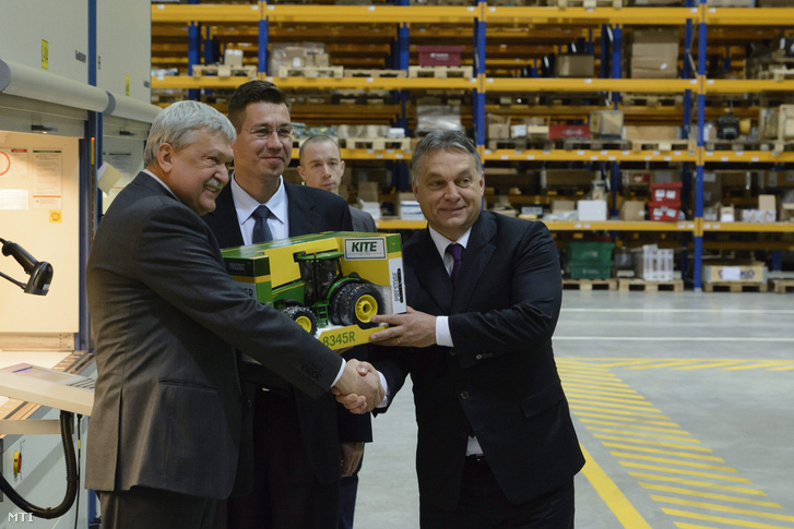 Orbán Viktor miniszterelnök (jobbra), Csányi Sándor az OTP Bank elnök-vezérigazgatója (balra) és Szabó Levente a KITE Zrt. vezérigazgatója (középen) a KITE Zrt. logisztikai központjának átadási ünnepségén, Nádudvaron 2014. november 25-én.