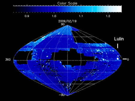 A SOHO SWAN műszerének ultraibolya képen fényes égitestként tűnik fel a Lulin. A több nap képeiből összeállított animáción jól látszik a kométa mozgása (kép: NASA SOHO/SWAN)