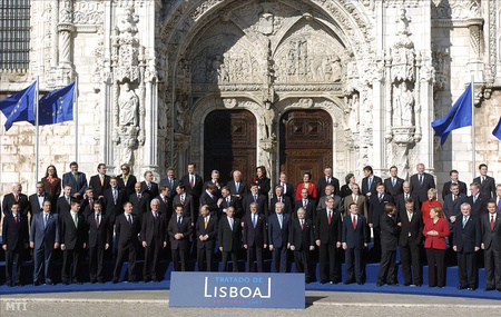 Az EU reformszerződés aláírásán részt vett kormányfők és külügyminiszterek közös fotója a lisszaboni Jeromos-kolostor előtt
