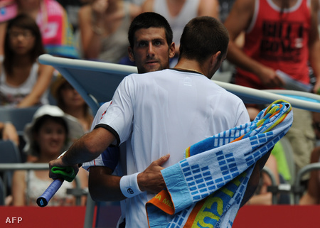 Novak Djokovics ellen 2:0-nál feladta honfitársa