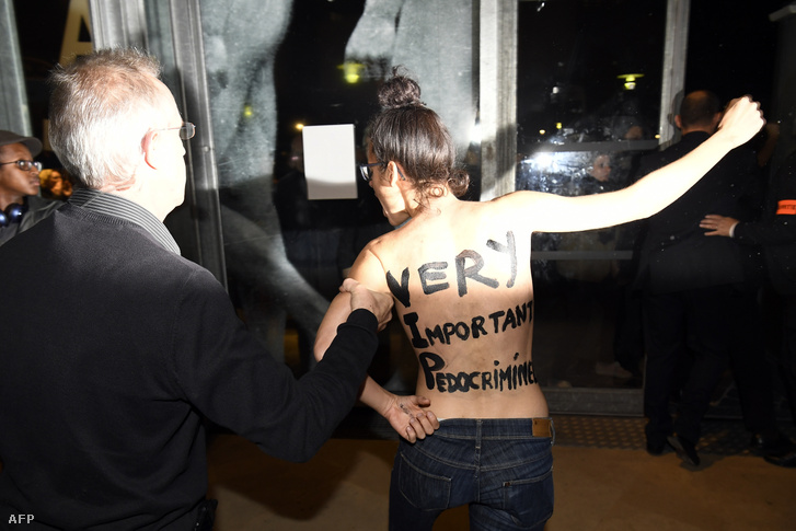 Egy tüntető a "nagyon fontos pedofil bűnöző" felirattal, a VIP (very important person) kifordításával a testén tüntet Polanski új filmjének bemutatóján, Párizsban