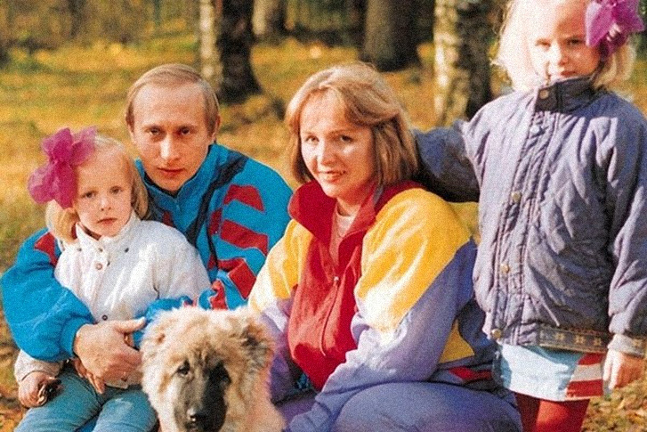 Vlagyimir Putyin lányaival és exfeleségével egy régi családi fotón
