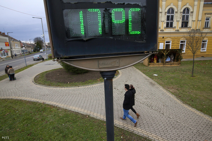 17 Celsius-fokot mutat egy köztéri hõmérõ a csurgói Széchenyi téren 2017. december 12-én.