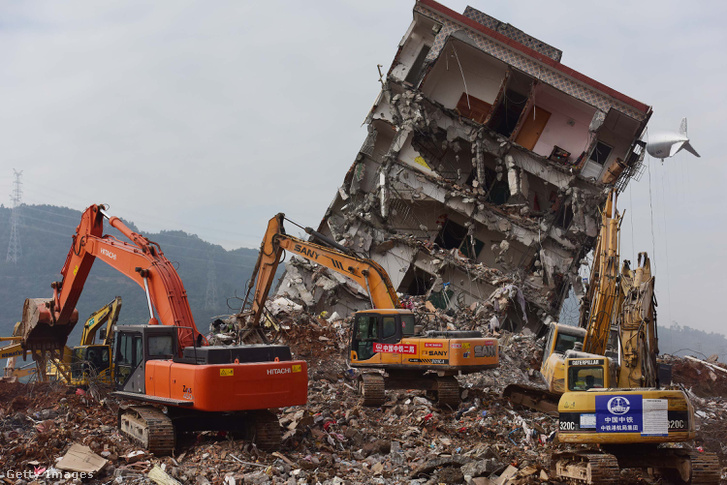 Földcsuszamlás által megrongált épület Sencsen környékén Kínában