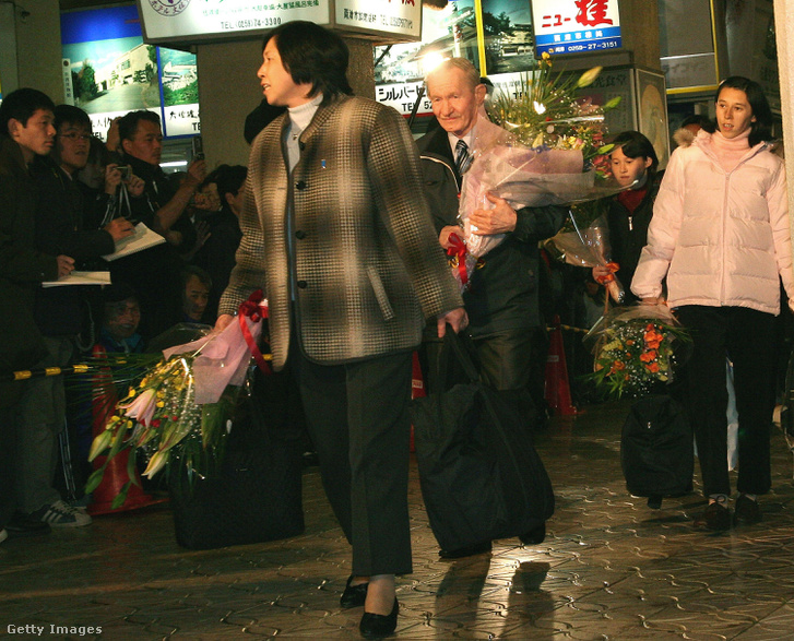 Charles Jenkins előtt megy felesége, Hitomi Soga, mögötte lányai, amikor a család Soga szülővárosába, a japán Sado szigetére látogatott 2004-ben