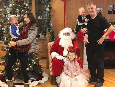 Alec Baldwin idillinek induló családi fotóján minden elromlott, ami elromolhatott