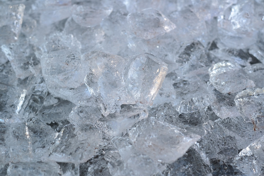 A jégterápia az akut fázisban, az első napokon megnyugtathatja a duzzadt, lüktető testrészt, ezért érdemes naponta háromszor, 10-15 percig óvatosan belemasszírozni pár darab, törölközőbe bujtatott jégkockát.