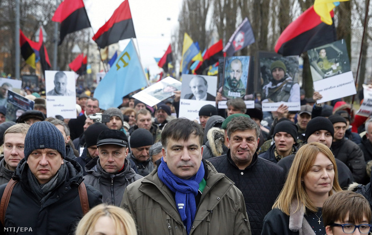 Szaakasvili - középen - a vasárnapi tüntetők között