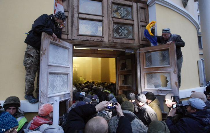 Ellenzéki tüntetők rohamozzák meg az Október Palotát Kijevben