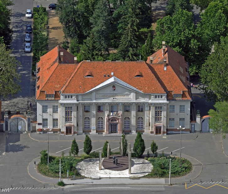 A Debreceni Egyetem Orvos- és Egészségtudományi Centrum Centrumelnöki Hivatalának épülete