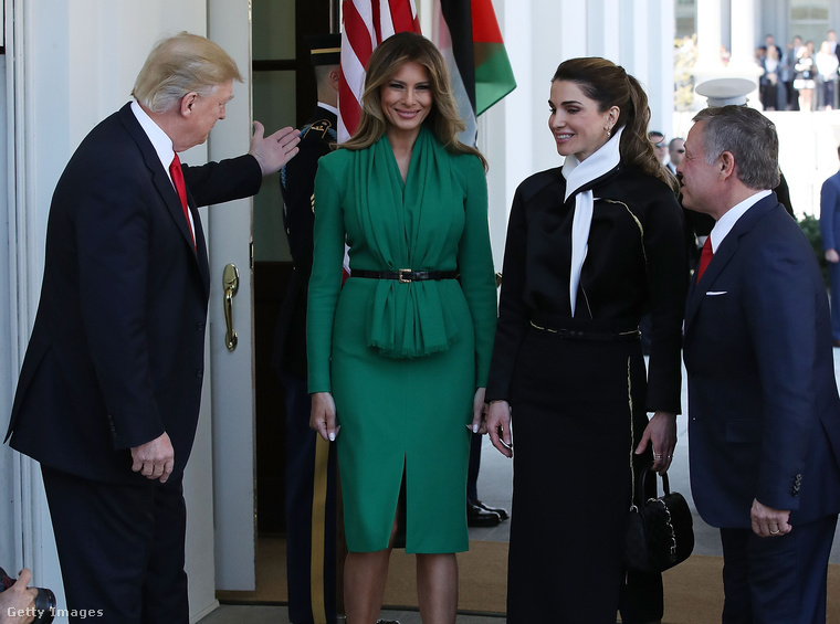 Övvel átfogott zöld ruhában fogadta Ránia jordán királynét és II