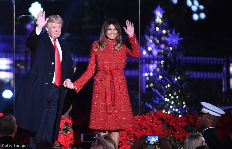 Ebben a piros Chanel kabátban kapcsolta fel a karácsonyi fényeket a Fehér Házban.