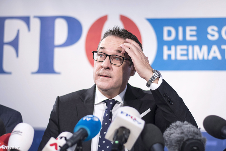 Heinz-Christian Strache az Osztrák Szabadságpárt (FPÖ) elnöke sajtóértekezletet tart pártja bécsi székházában 2017. október 24-én.