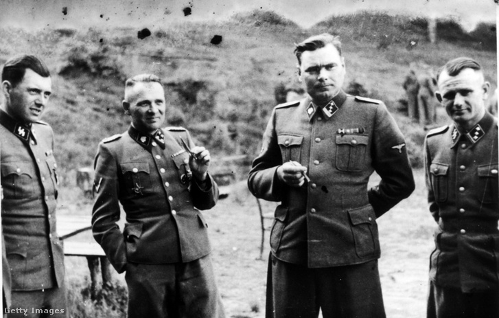 Dr. Josef Mengele, Rudolf Höss (Auschwitz parancsnoka), Josef Kramer (Bergen-Belsen parancsnoka) és egy ismeretlen tiszt