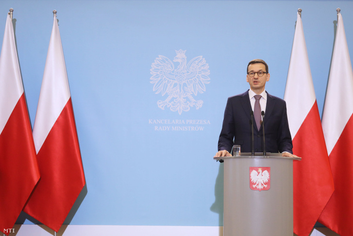 Mateusz Morawiecki új lengyel miniszterelnök sajtótájékoztatót tart a kabinet ülése után Varsóban 2017. december 19-én.