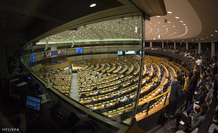 Képviselők az ülésteremben az Európai Parlament (EP) plenáris ülésén