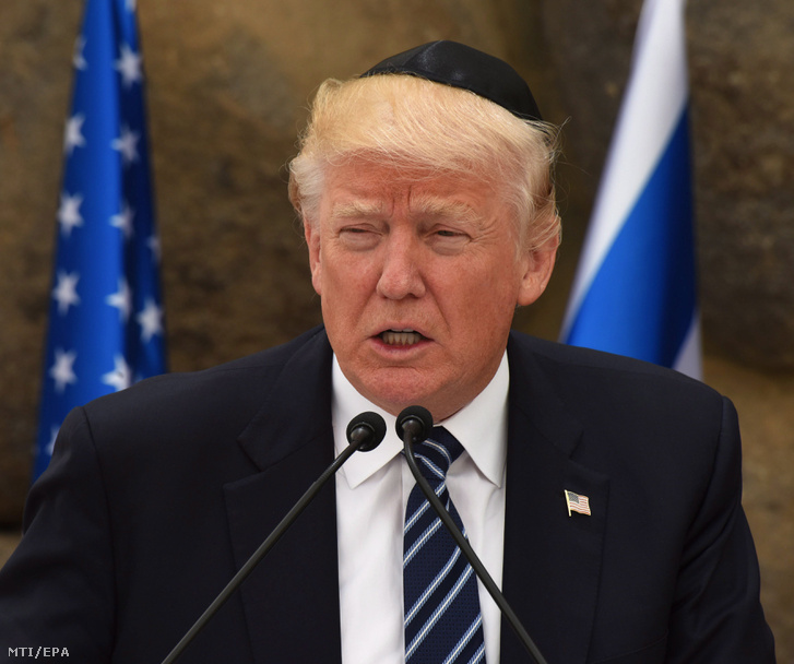 A 2017. május 23-i képen Donald Trump amerikai elnök beszédet mond az Emlékezés Csarnokában, a jeruzsálemi Jad Vasem Intézet és Emlékmúzeumban.