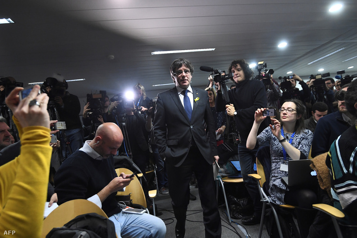 Carles Puigdemont érkezik a brüsszeli sajtótájékoztatóra 2017. december 22-én