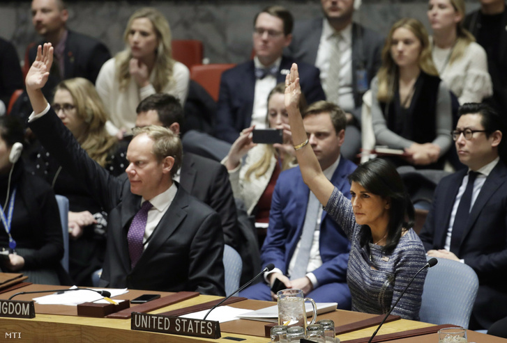 Nikki Haley amerikai (j) és Matthew Rycroft brit ENSZ-nagykövet szavaz az ENSZ Biztonsági Tanácsának ülésén a világszervezet New York-i székházában 2017. december 22-én. A tanács várhatóan szavaz az Észak-Korea elleni szankciók szigorításáról benyújtott amerikai határozattervezetről.