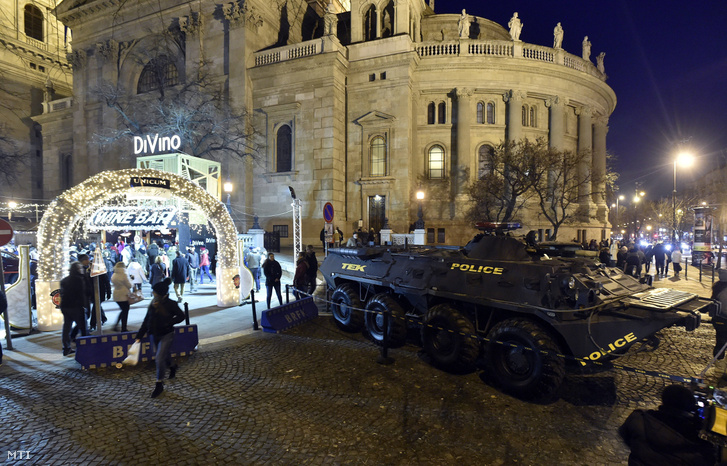 TEK felirattal ellátott, páncélozott harcjármű az Adventi Ünnep a Bazilikánál elnevezésű rendezvényen a budapesti Szent István tér és Bajcsy-Zsilinszky út kereszteződésénél 2017. december 17-én.