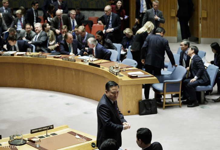 Dzsa Szong Nam, Észak-Korea ENSZ-nagykövete távozik az ülésteremből az ENSZ Biztonsági Tanácsának az észak-koreai nukleáris törekvésekről szóló tanácskozása után a világszervezet New York-i székházában 2017. december 15-én.