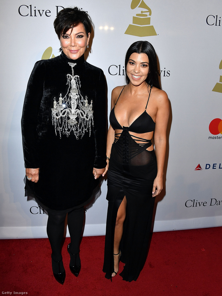 Itt-ott kivágott feketében ment el anyjával, Kris Jennerrel a Pre-Grammy gálára.
                        
                        