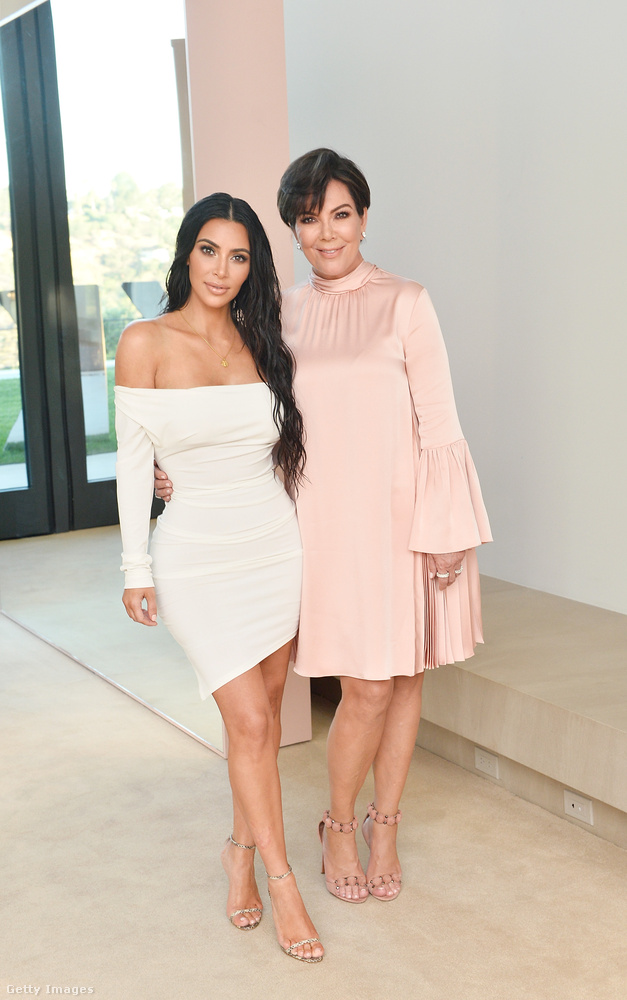 Kim Kardashian vállvillantós fehér miniben, a 62 éves Kris Jenner pedig elegáns púderrózsaszínben mulatott egy nyári Los Angeles-i rendezvényen.
                        
                        