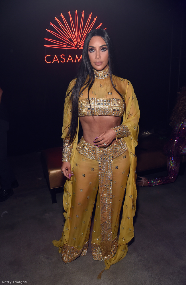 Kim Kardashian Chernek öltözött Halloweenkor.
                        