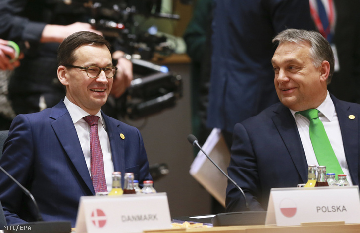 Mateusz Morawiecki lengyel kormányfő és Orbán Viktor miniszterelnök az uniós országok állam- és kormányfőinek csúcstalálkozóján a brüsszeli Európa-épületben 2017. december 14-én