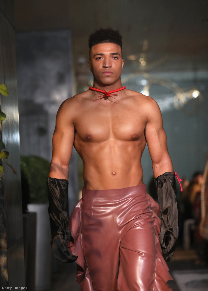 Jöhet egy modell is? Ez a fiatalember a londoni divathéten mutatta be ezt a különleges nadrágot februárban a Vin + Omi nevű márka műsorának részeként.