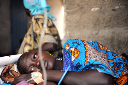 Beteg szudáni asszony. Több milliárd dollárba kerül évente az afrikai betegek kezelése