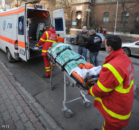 Mentősök életveszélyes sérülésekkel kórházba szállítják azt a szombathelyi férfit 2011. január 21-én a XIV. kerület egyik panziójából, aki megalapozottan gyanúsítható azzal, hogy megölte édesanyját