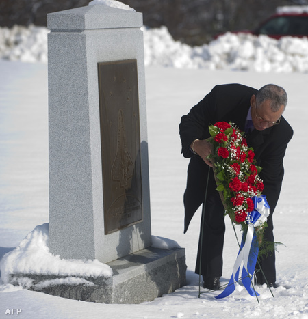 Charles Bolden a NASA vezetője koszorút helyez el a virginiai Arlington temetőben a Columbia űrsikló emlékműjénél