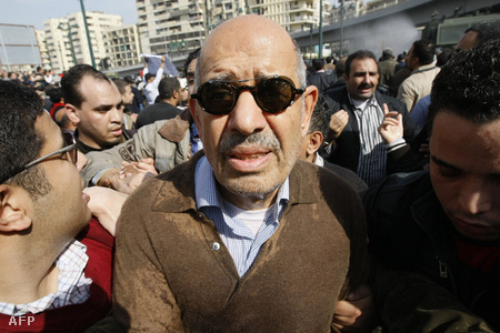 Mohamed el-Baradei támogatói közt, miután visszatért Kairóba