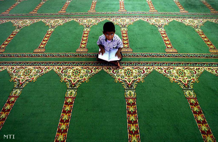 Egyiptom: Kisfiú Koránnal a kairói Huszein-mecsetben.
