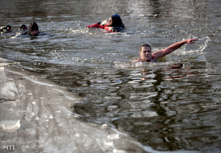 Ifj. Schirilla György idei téli úszósorozatának keretében a fővárosi Orczy Park tavának 1 Celsius-fokos vizében úszik. (Fotó: Mohai Balázs)