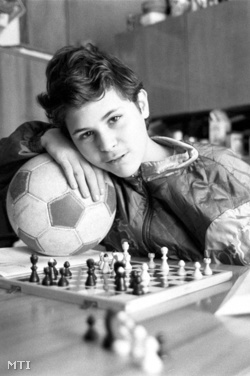 Szeged, 1994. február 6. Lékó Péter 14 esztendős sakkzseni január 30-án elnyerte a "Minden idők legfiatalabb Sakknagymestere" címet és ezzel bekerült a rekordok könyvébe