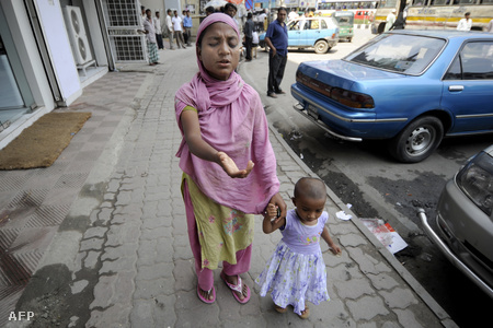 Vak koldus és gyereke Dakka egyik utcájában (Fotó: Munir Uz Zaman)